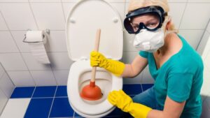 comment déboucher des toilettes eau chaude couvrir sol papier précaution éclaboussures