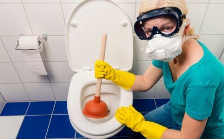 comment déboucher des toilettes eau chaude couvrir sol papier précaution éclaboussures