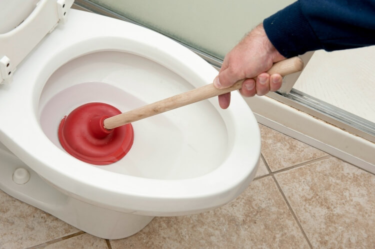 comment déboucher des toilettes naturellement vaseline piston faciliter travail