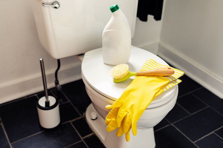 comment déboucher des toilettes rapidement soude caustique produit chimique dangereux