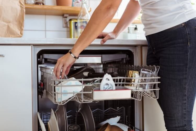 comment nettoyer un lave-vaisselle retirer grille nettoyer crépine