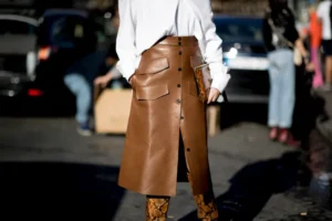 comment porter une jupe en cuir a 50 ans mode automne hiver 2021