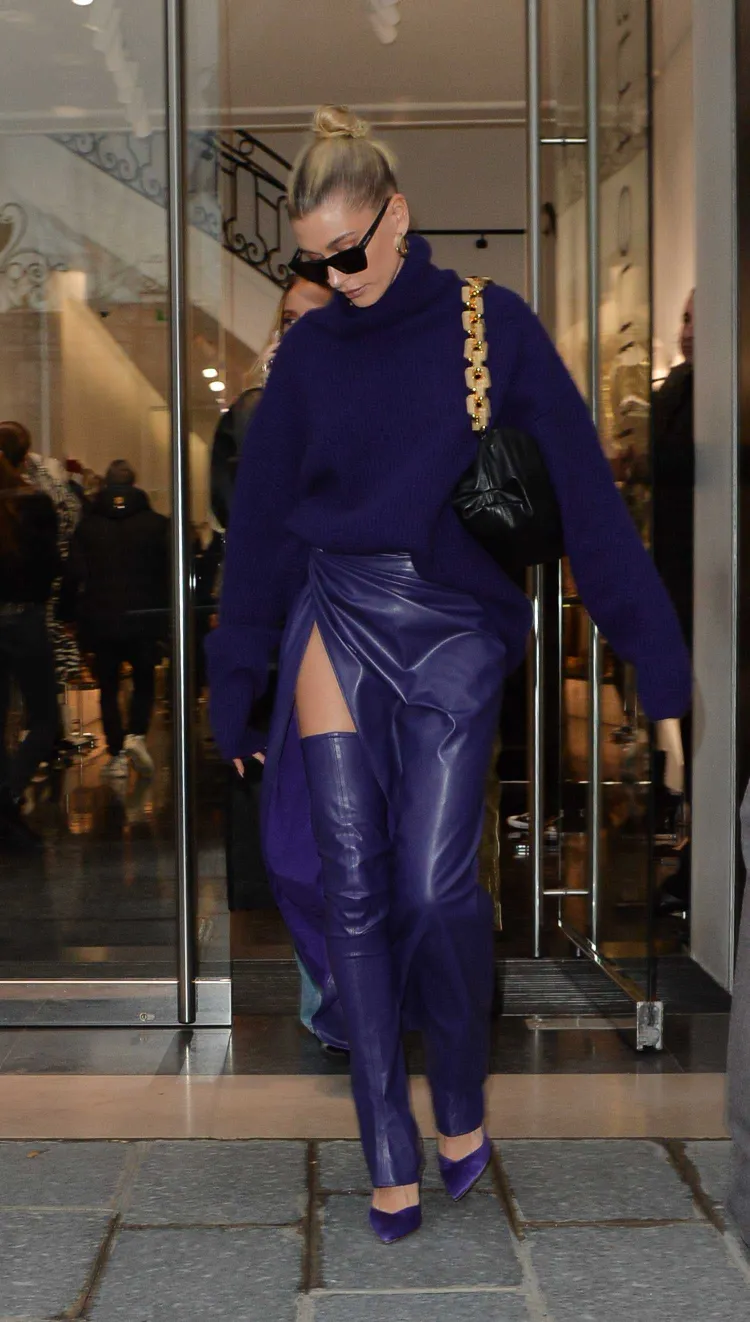 comment porter une jupe en cuir longue violette hailey bieber