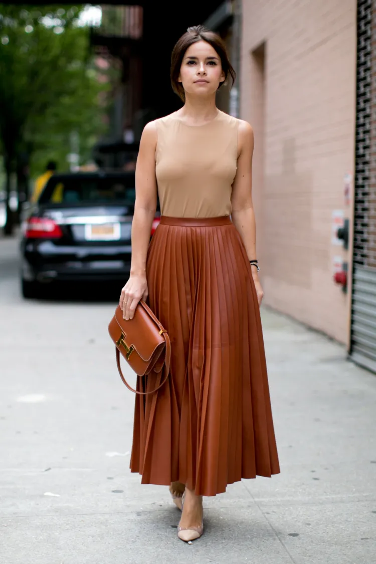 comment porter une jupe plissee en cuir marron longue