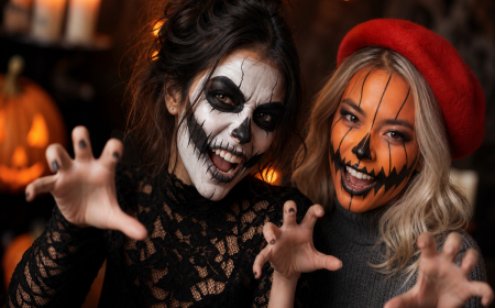 Duo en maquillage Halloween tête de mort et citrouille sur fond sombre doré