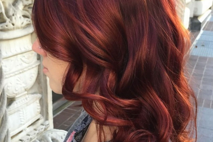 La couleur cheveux tendance 2022 à travers les 9 teintes star