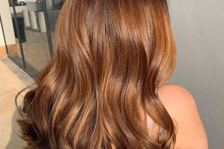 La couleur cheveux tendance 2022 à travers les 9 teintes star