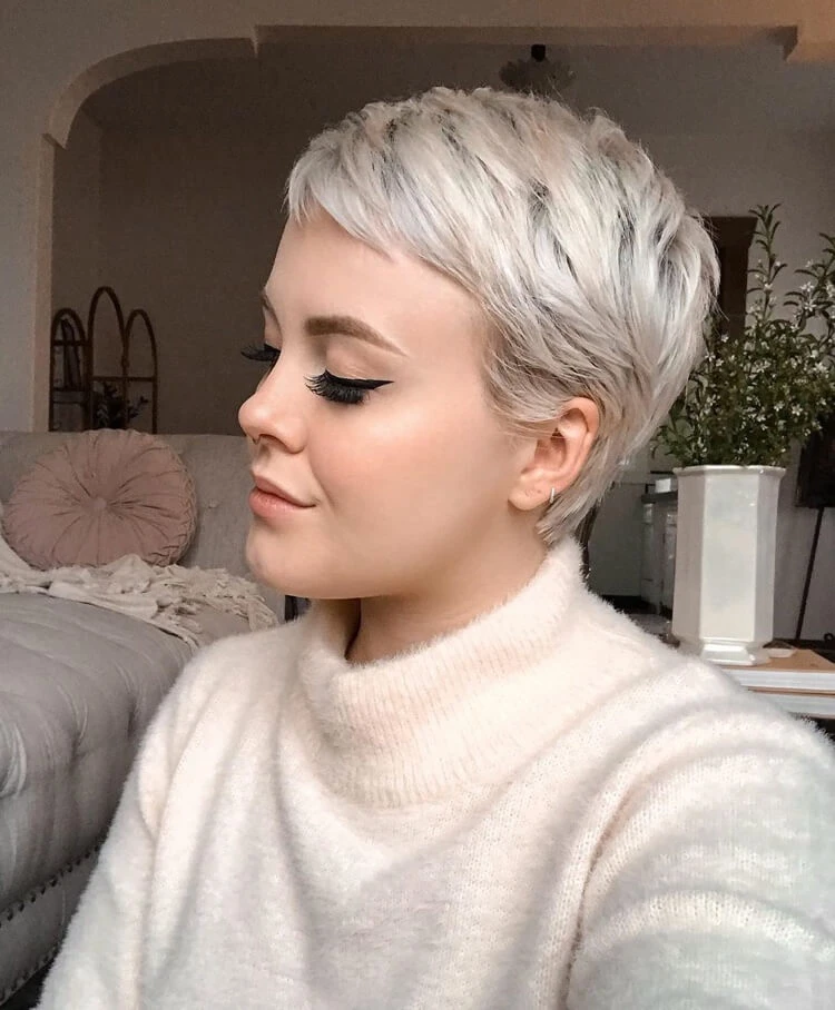coupe Pixie femme 2021 cheveux blond cendré