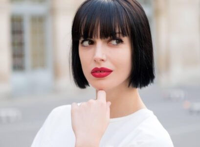 coupe carré court avec frange émoussée tendance coiffure automne 2021