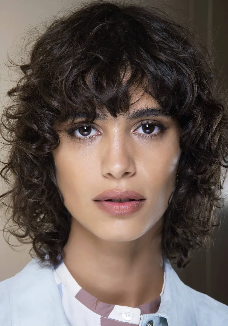 short haircuts 2021 woman 30 years curly hair square wavy