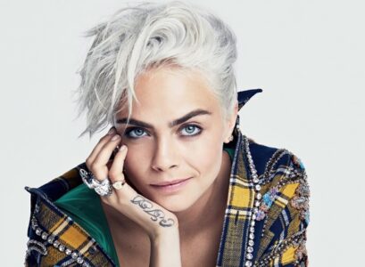 coupe courte cheveux blancs Pixie rock cheveux longs sur le dessus cara delevingne