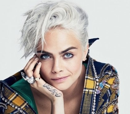 coupe courte cheveux blancs Pixie rock cheveux longs sur le dessus cara delevingne