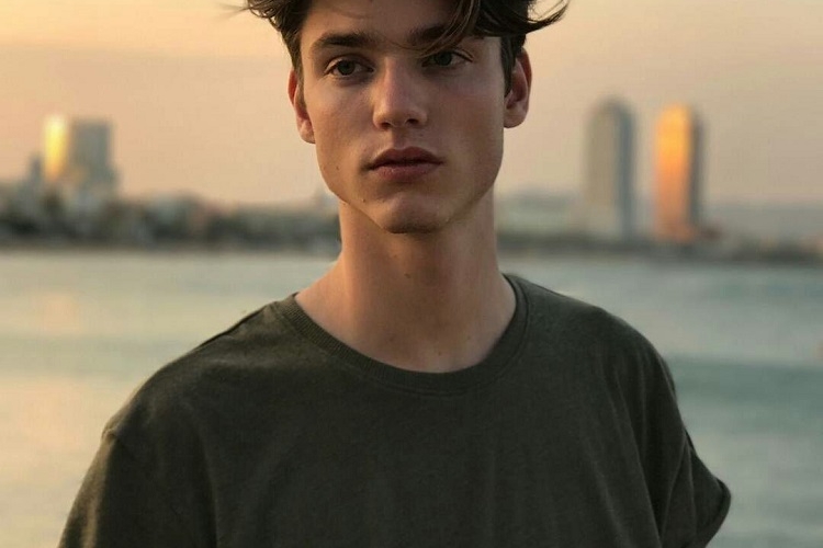 Quelle coupe de cheveux ado garçon sera tendance à la rentrée