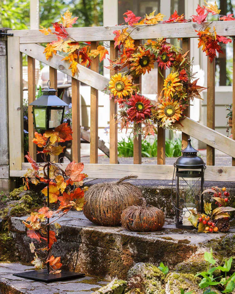 décoration automne extérieur guirlandes de feuilles multicolores couronne de fleurs citrouilles osier guirlandes lumineuses