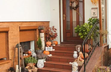 décoration automne extérieure avec citrouilles brouyère erica et lanternes porche cozy