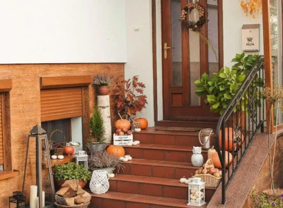 décoration automne extérieure avec citrouilles brouyère erica et lanternes porche cozy