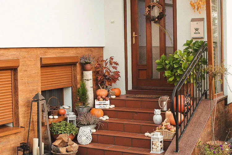 décoration automne extérieure avec citrouilles brouyère erica et lanternes porche cozy
