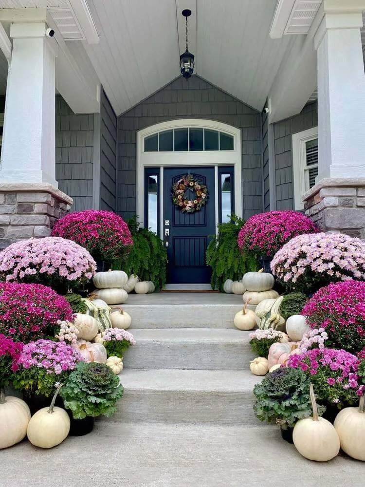 décoration automne extérieure pour le porche compositions de chrysanthèmes roses citrouilles blanches chou ornement