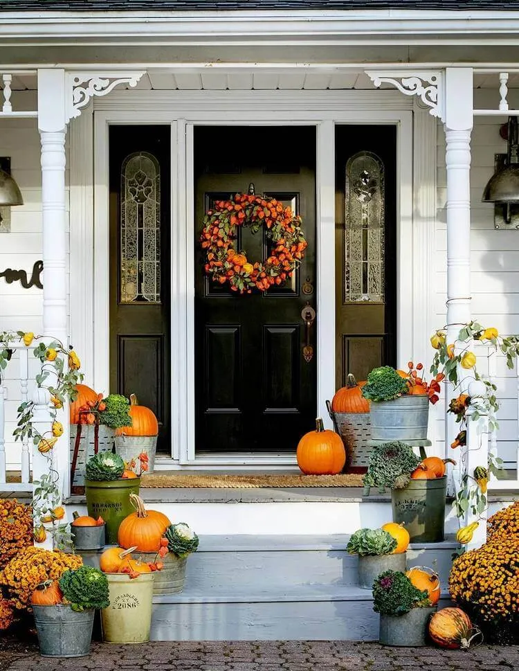 décoration porche automne avec citrouilles chou ornement chrysanthèmes couronne de porte physalis