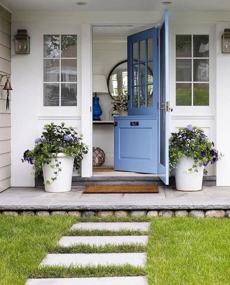 déco de porche avec de gros pots de fleurs extérieurs composition hortensias bleus et lierres porte entrée bleue