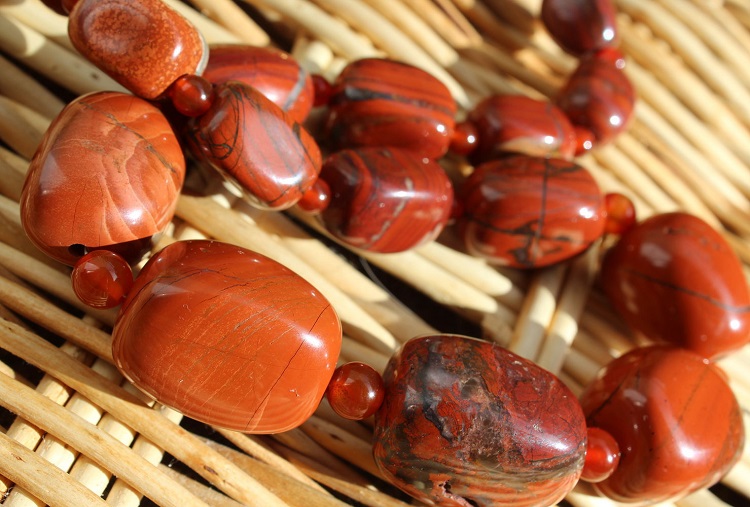 un collier fait à partir de pierres de jaspe rouge