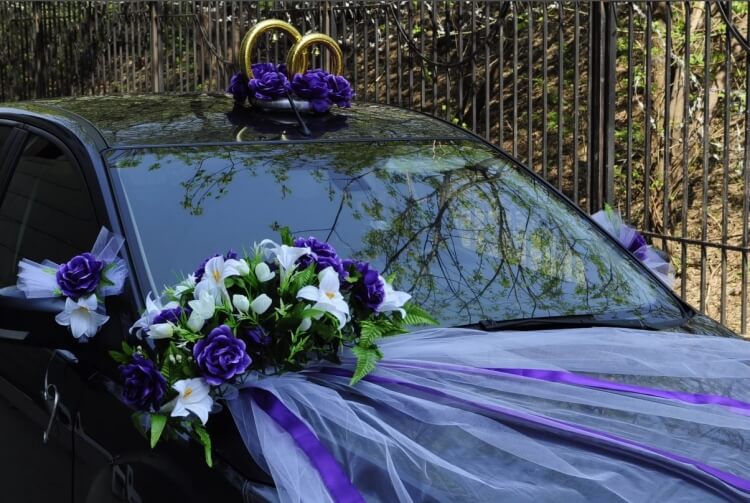 déco de voiture mariage blanc et violet