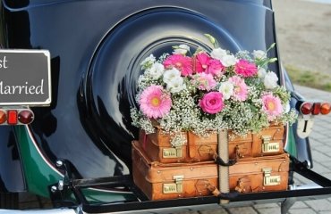 décoration voiture mariage bohème chic valises et fleurs