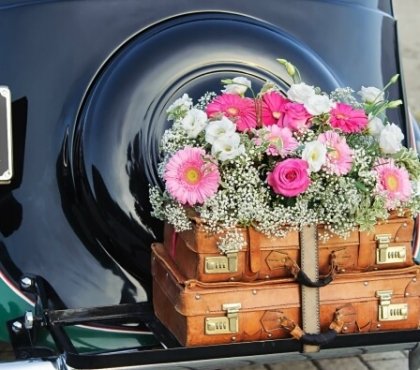 décoration voiture mariage bohème chic valises et fleurs