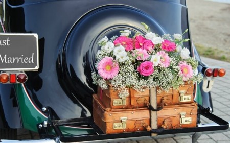 décoration voiture mariage bohème chic valises et fleurs