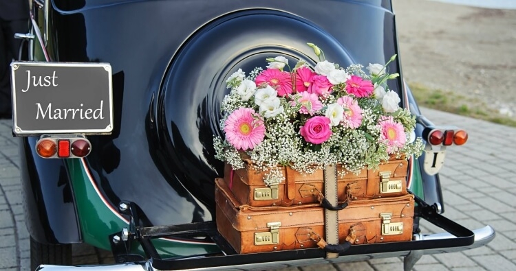 décoration voiture mariage bohème chic valises et fleurs