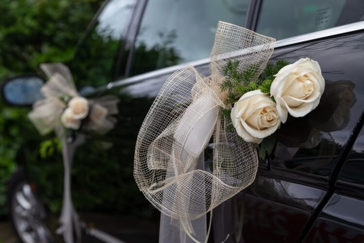 décoration voiture mariage diy tissu et roses