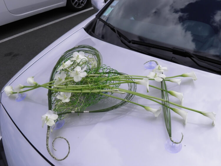décoration voiture mariage fleurs
