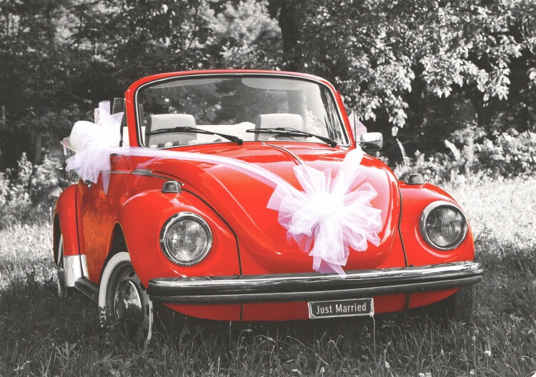 décoration voiture mariage rouge et blanc avec ruban