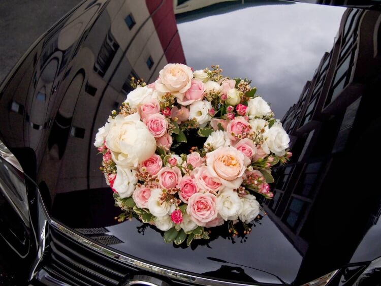 décoration voiture mariage thème nature couronne de fleurs
