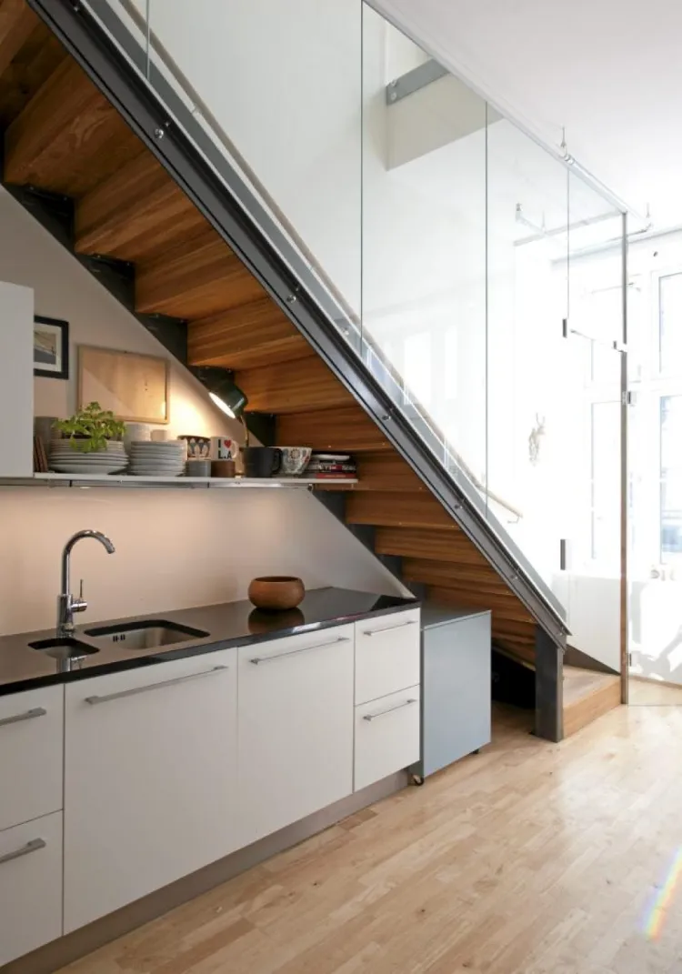 idée aménagement cuisine sous escalier