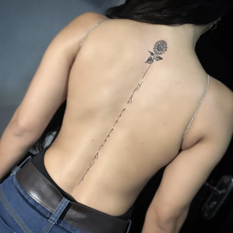 idee phrase tatouage colonne vertebrale fleur de tournesol dessin minimaliste motifs populaires à découvrir
