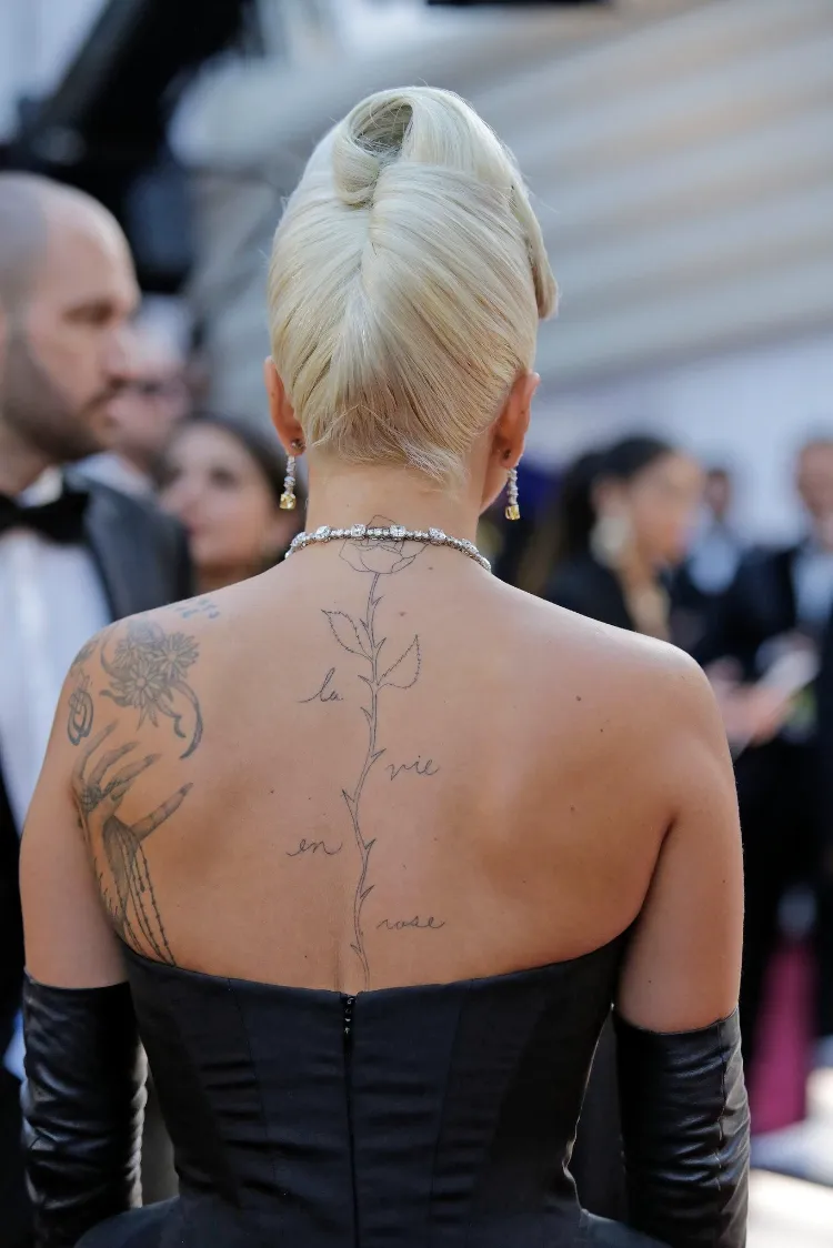 idee tatouage colonne vertebrale femme Lady Gaga la vie en rose contours minimalistes