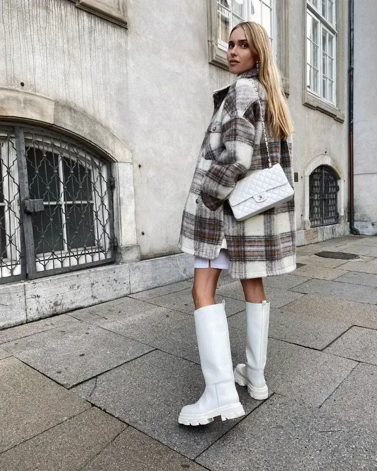 manteau carreaux laine grosse bottes blanches femme tendance mode automne cabincore