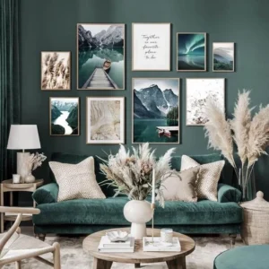 mur de cadres style décalé mur accent vert déco intérieure avec herbe de la pampa