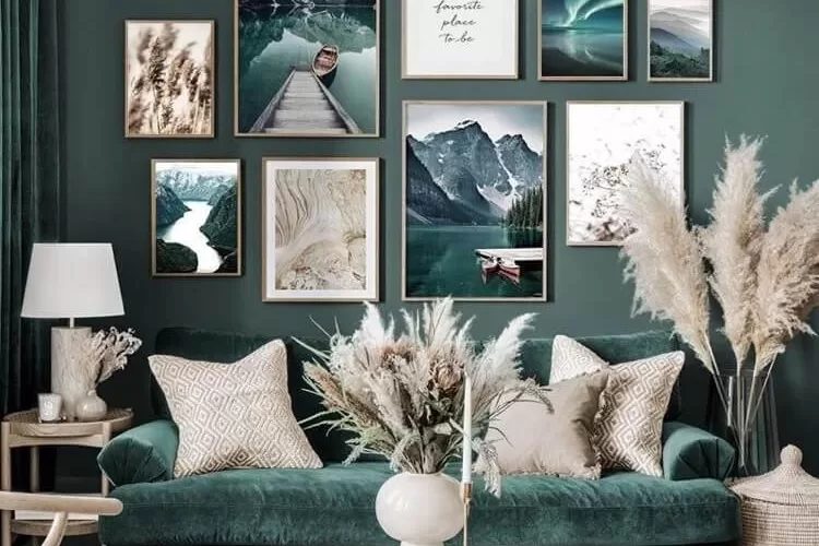 mur de cadres style décalé mur accent vert déco intérieure avec herbe de la pampa