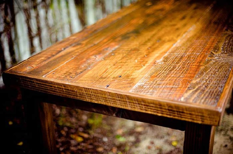 nettoyage table en bois encrassé