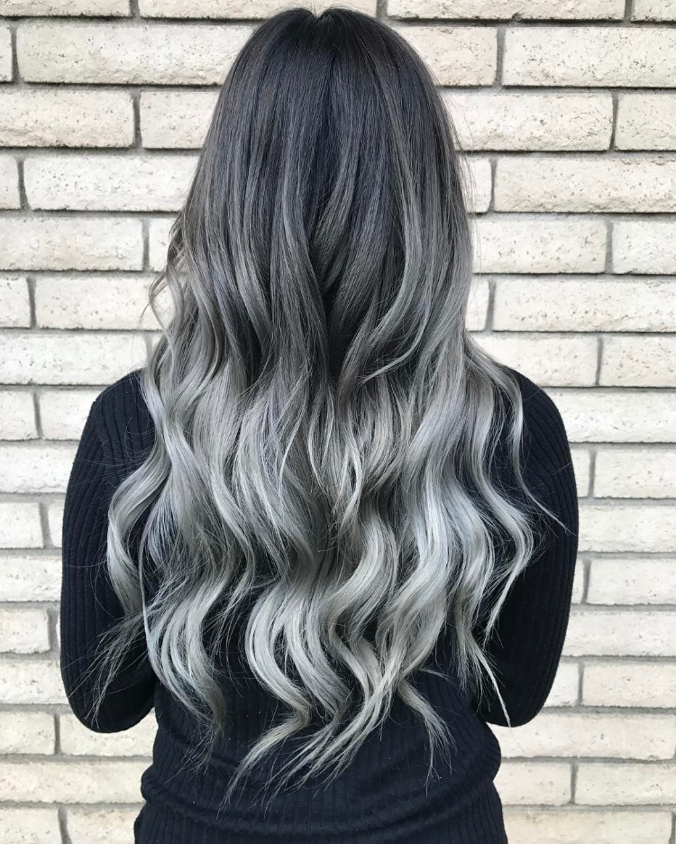 nouvelles tendances couleurs cheveux 2022 cheveux charbon charcoal hair accent balayage argenté