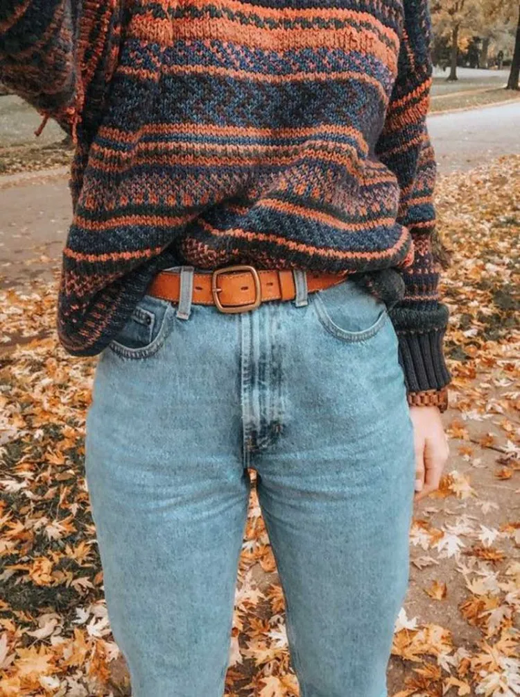 pull tricot partiellement rentré dans jeans ceinture cuir comment s'habiller octobre cabincore