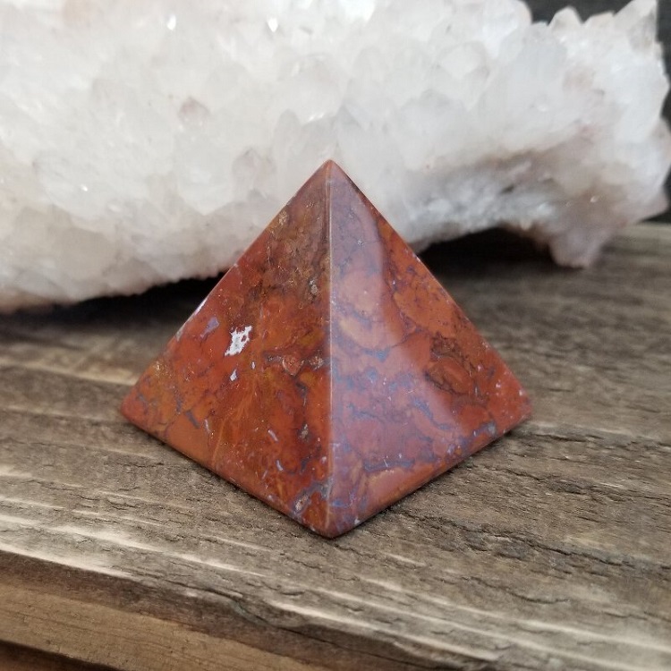 pyramide jaspe rouge vertus