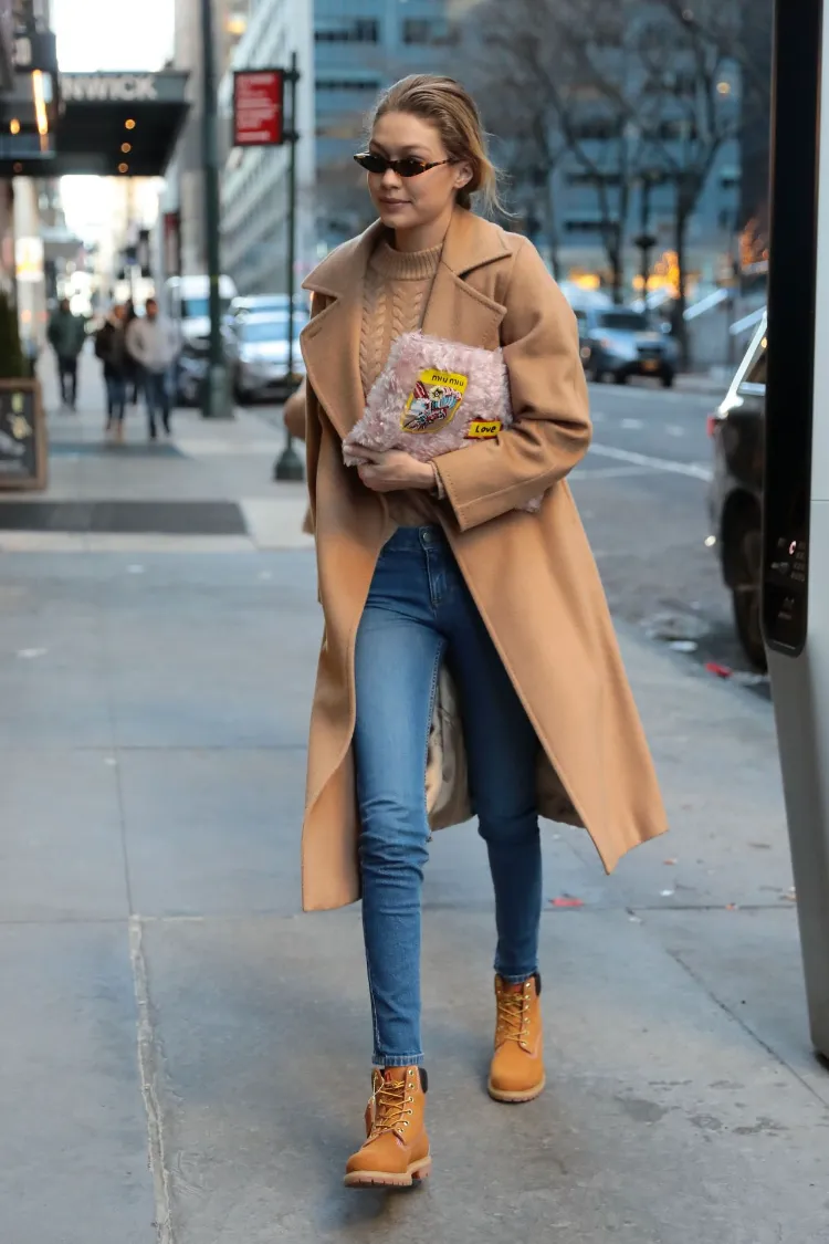 que porter avec des timberland femme jean bleu manteau de couleur camel lunettes tendance 2021 mode femme Gigi Hadid