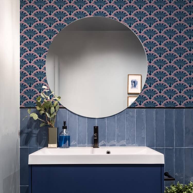 salle de bain bleu-canard papier peint bleu-canard et rose