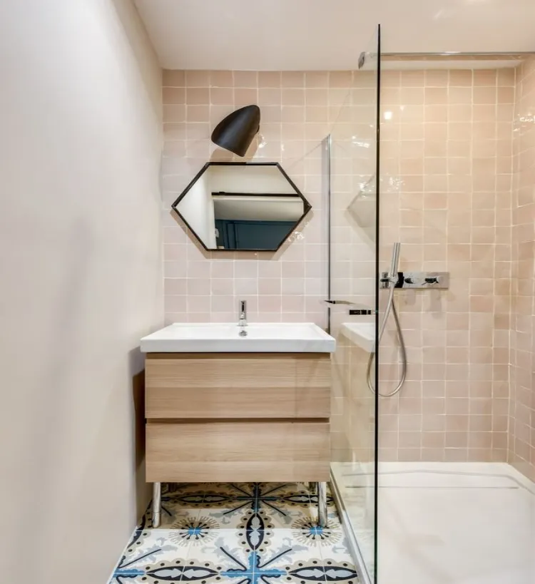 salle de douche moderne petit espace