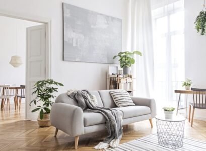 salon scandinave cocooning canapé gris nordique meubles en bois déco plantes vertes