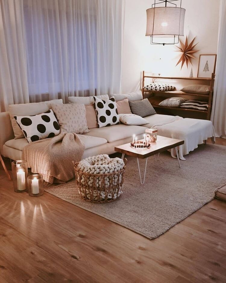 salon scandinave cocooning plancher en bois massif déco avec des coussins couvertures tricot bougies éclairage feutré