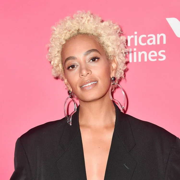 solange knowles pixie fro coupe pour cheveux bouclés courts